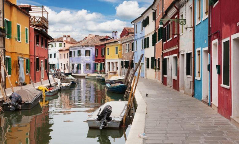 Каналите на Венеция с паркирани лодки